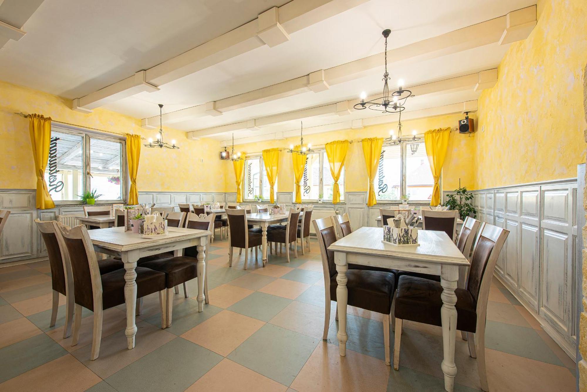 Penzion A Restauracia Lavender Motel Poprad Exterior photo